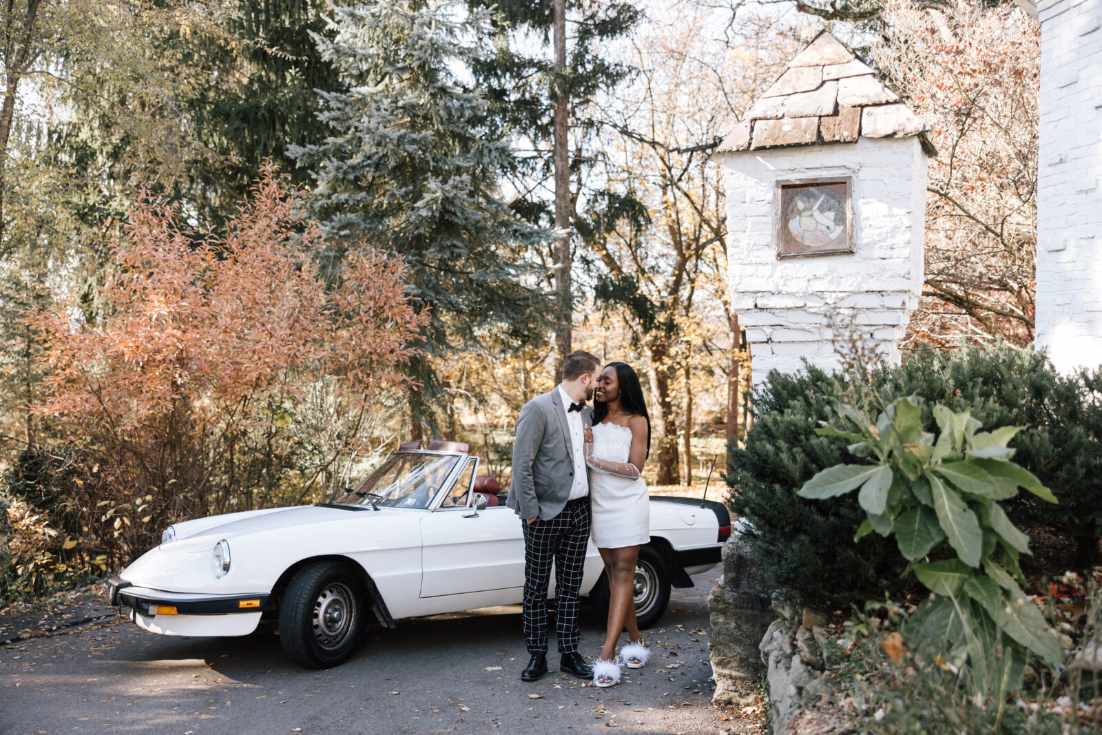 Vintage-White-Car-Engagement-Pictures-Pittsburgh